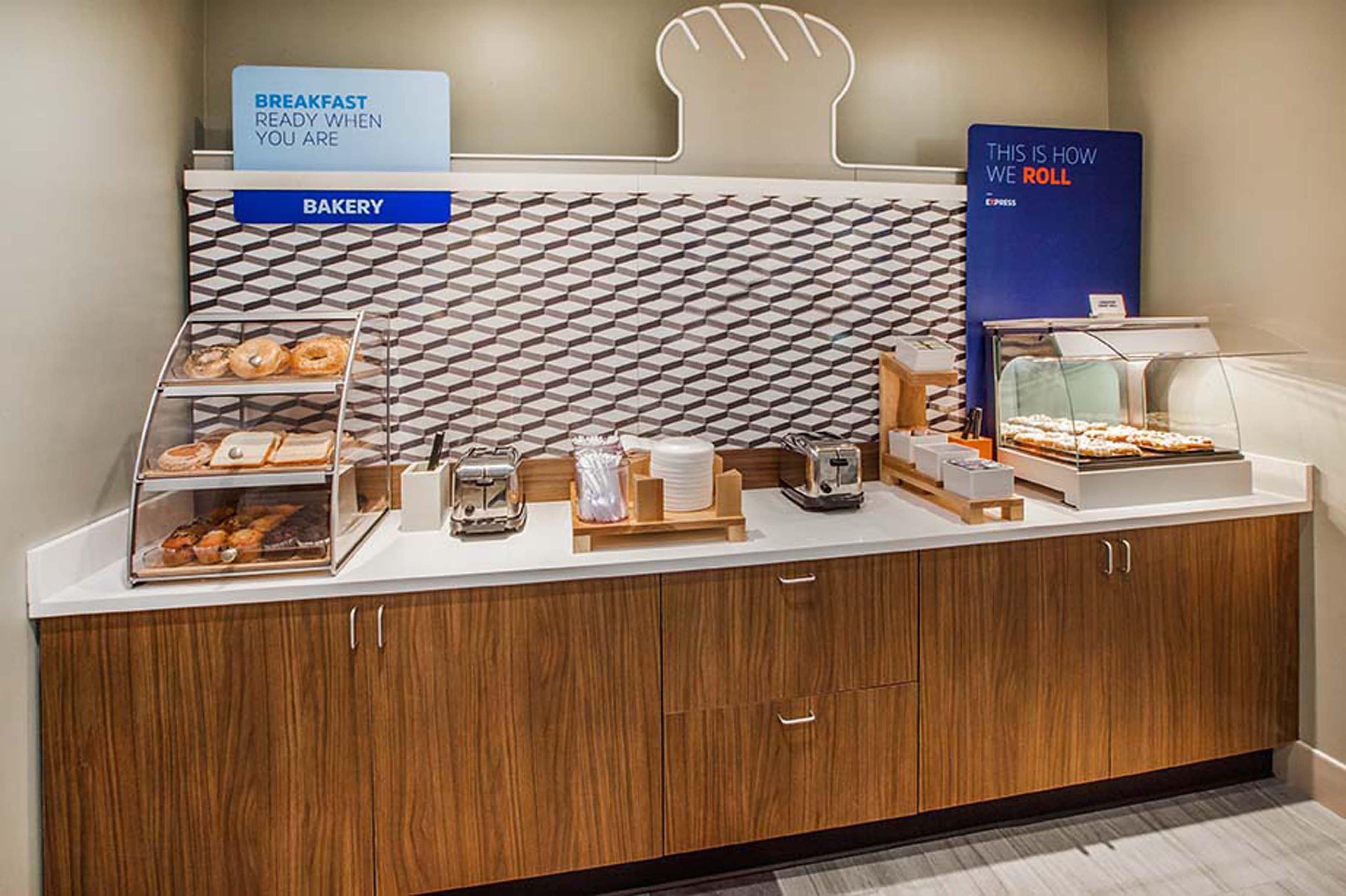 Holiday Inn Express & Suites - Redding By Ihg Eksteriør billede