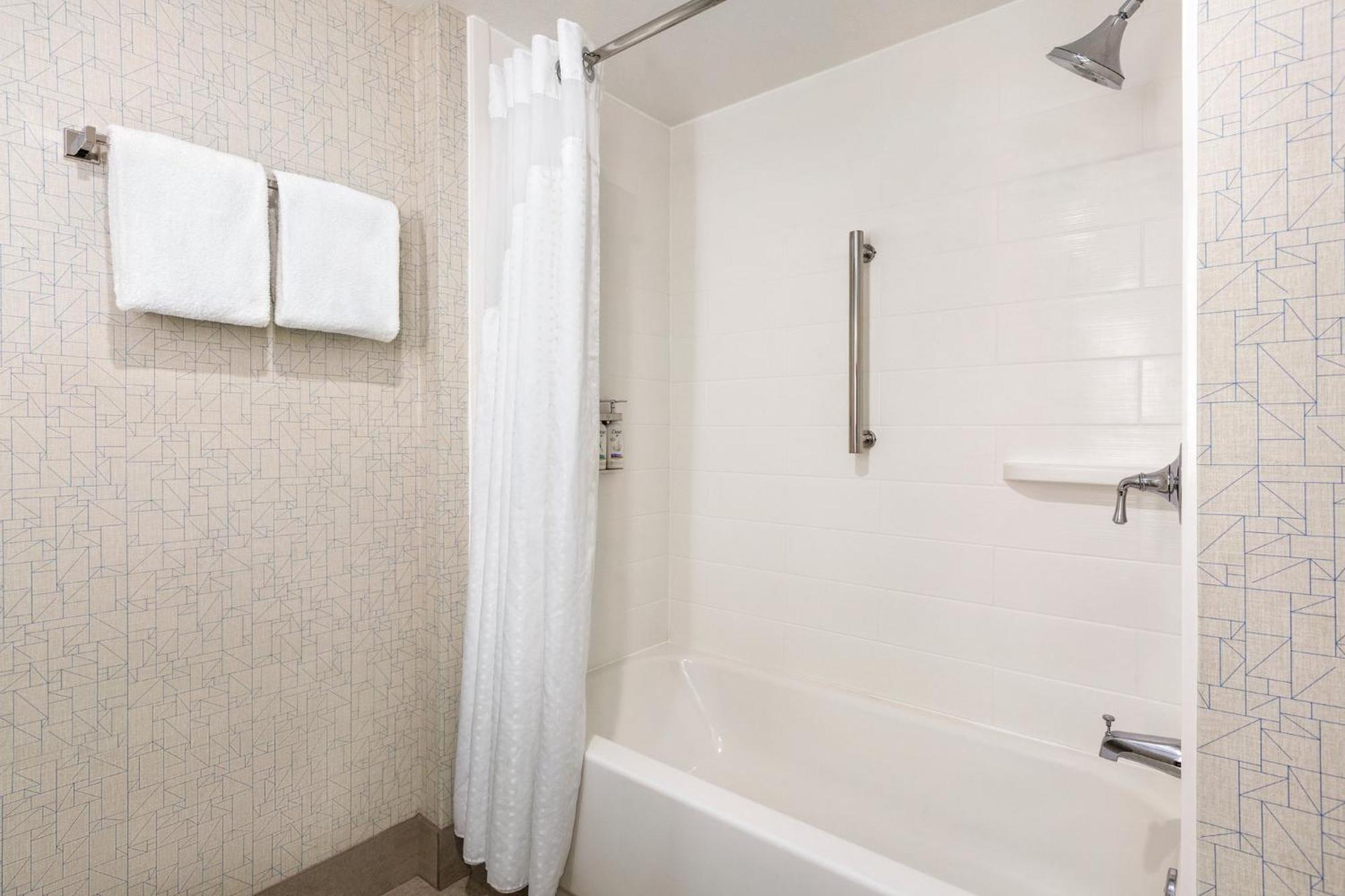 Holiday Inn Express & Suites - Redding By Ihg Eksteriør billede